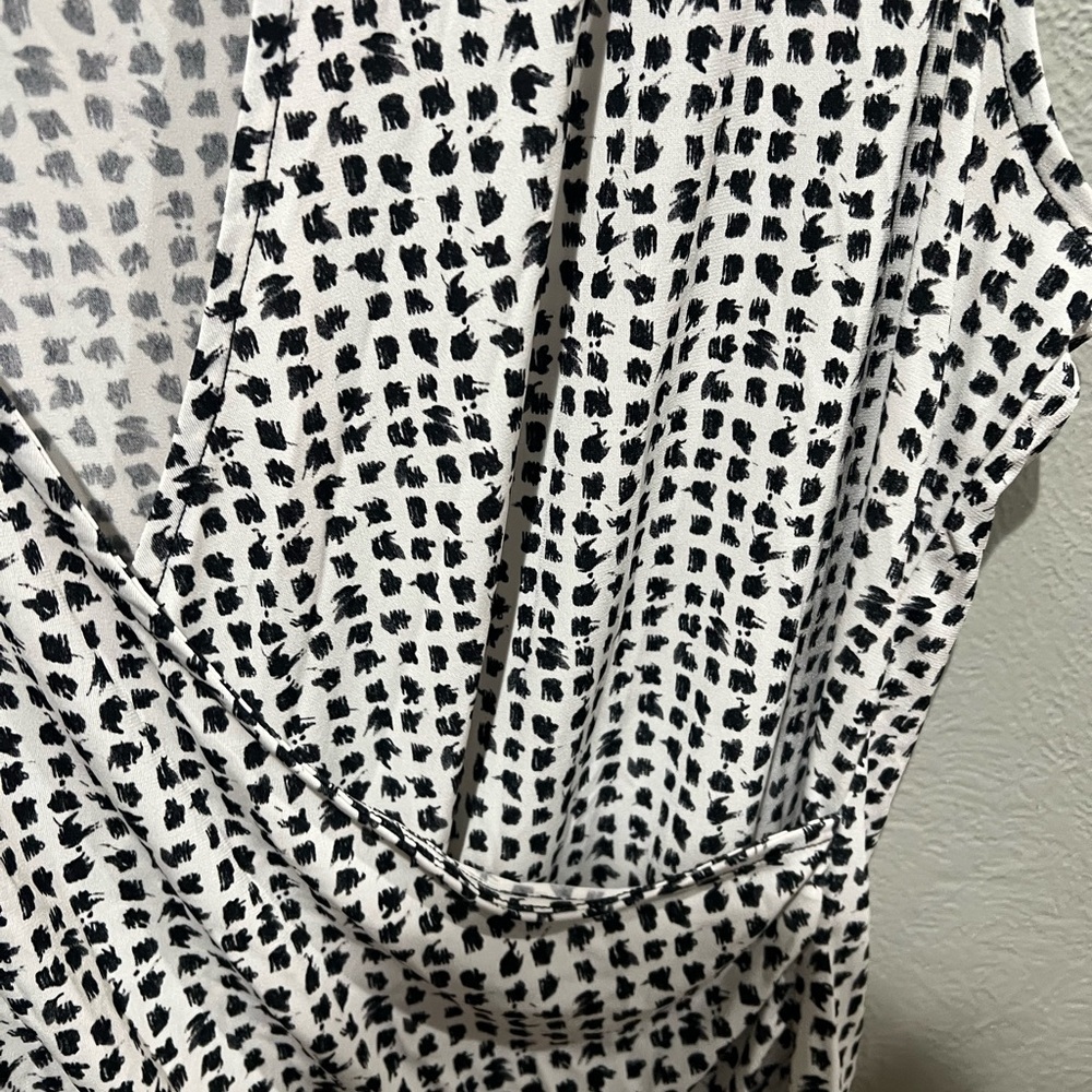 Liz Claiborne Monochrome Sleeveless Wrap Blouse NWT Size XL Vintage Chic Pattern - Picture 2 of 4